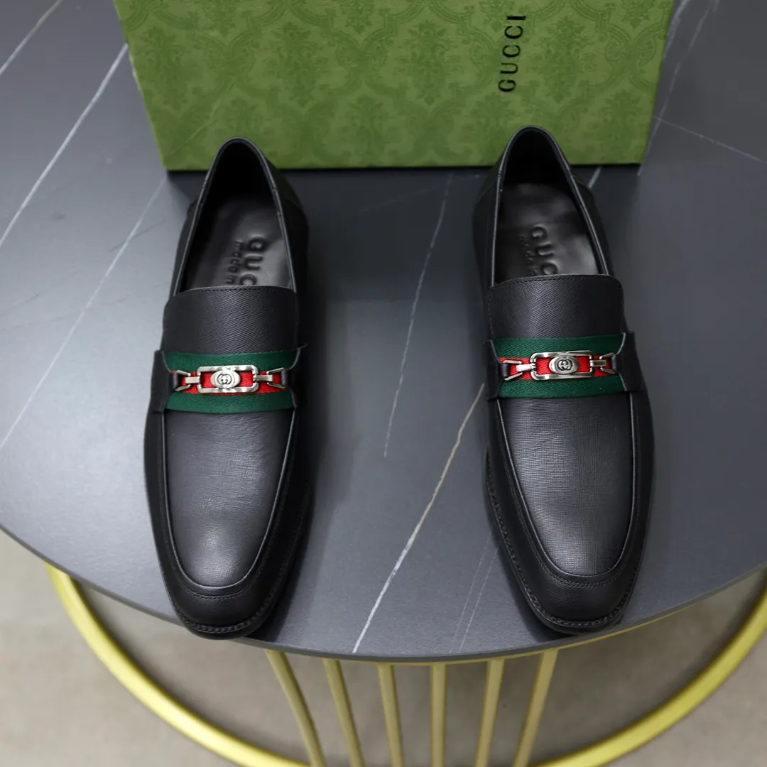 Men's shoes: 250🙅‍♂️🙅‍♂️🙅‍♂️Niuli Brand: GUCCI Size: 38-44 (45 can be customized) Level: Counter classic Material: Original soft cowhide upper Comfortable cowhide lining Original lightweight outsole Style category: Business casual footwear Driving leather shoes Color: Actual picture color